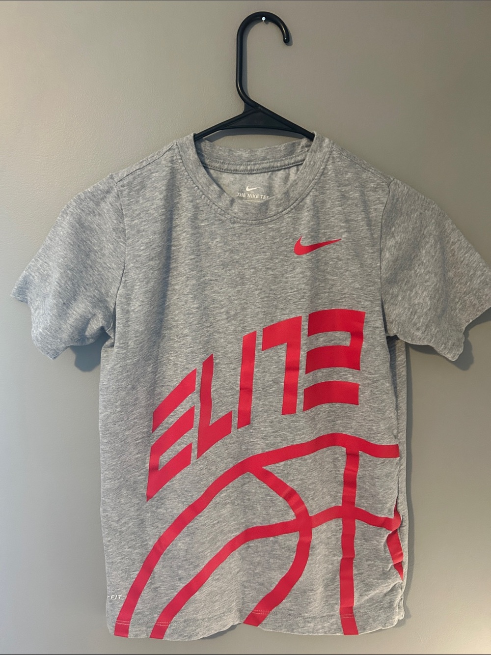 Nike - Youth Medium - Gray & Red Elite Basketball Graphic Tee
